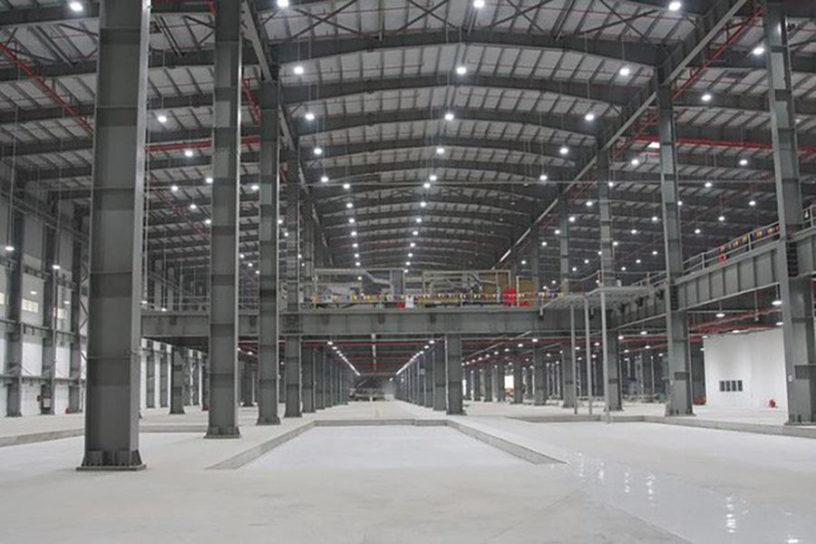 Bên trong nhà xưởng khung thép có mái tôn lợp nhà xưởng rộng của tổ hợp VinFast