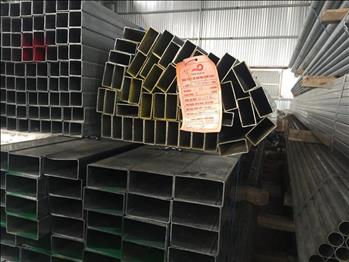 Thép hộp vuông và thép hộp chữ nhật xếp trong kho