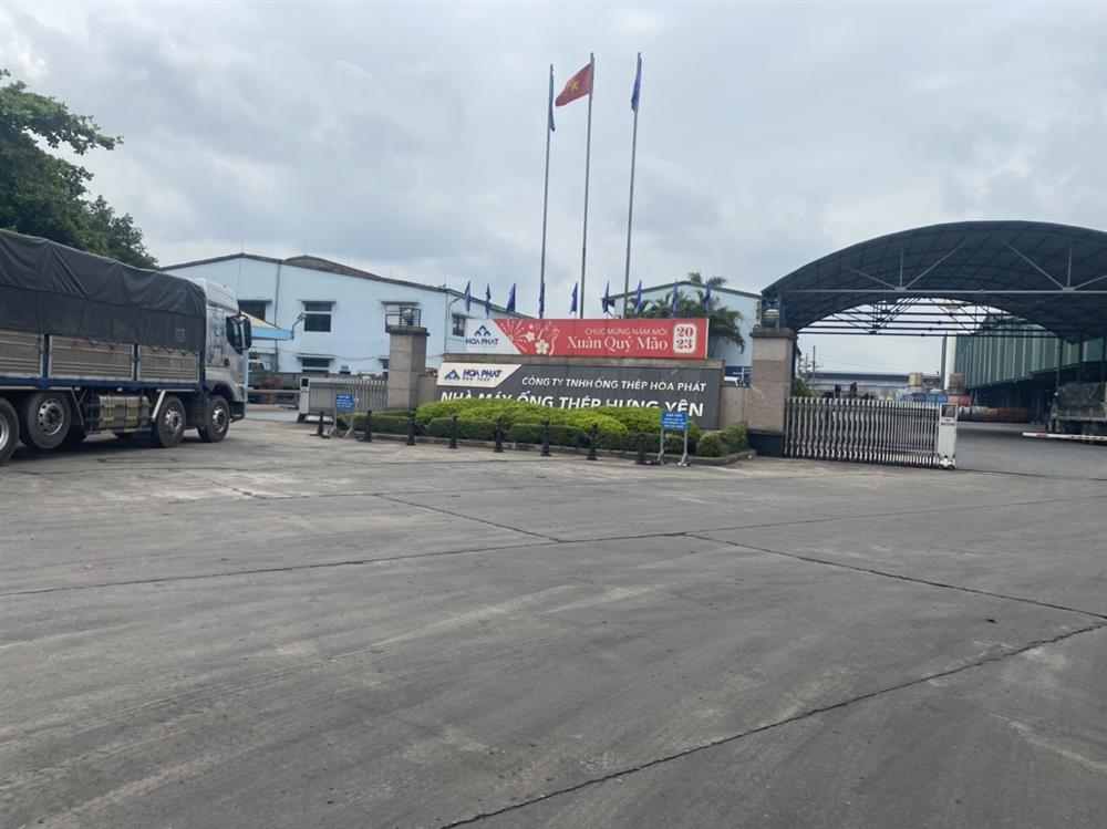 Cổng nhà máy tập đoàn Hòa Phát