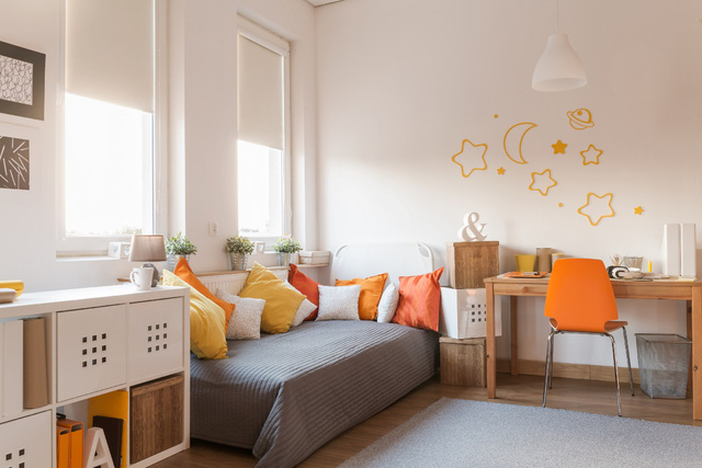 Phòng khách sáng với cửa sổ lớn, minh họa cách làm nhà thông thoáng